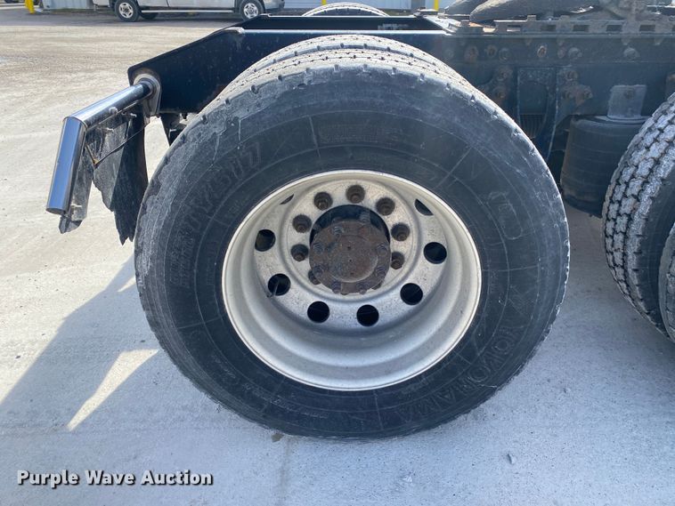 image for item DN8198 2005 International 9900ix  semi truck