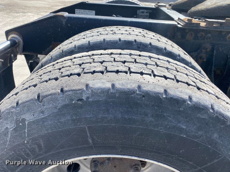 image for item DN8198 2005 International 9900ix  semi truck