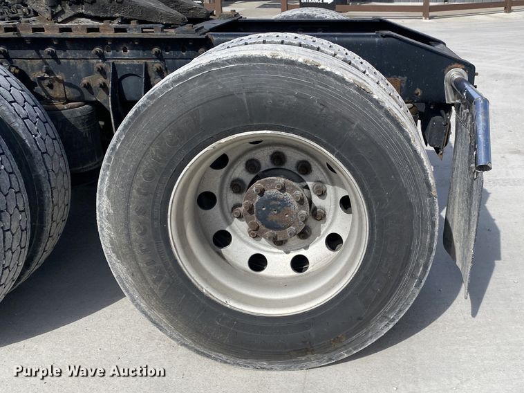 image for item DN8198 2005 International 9900ix  semi truck