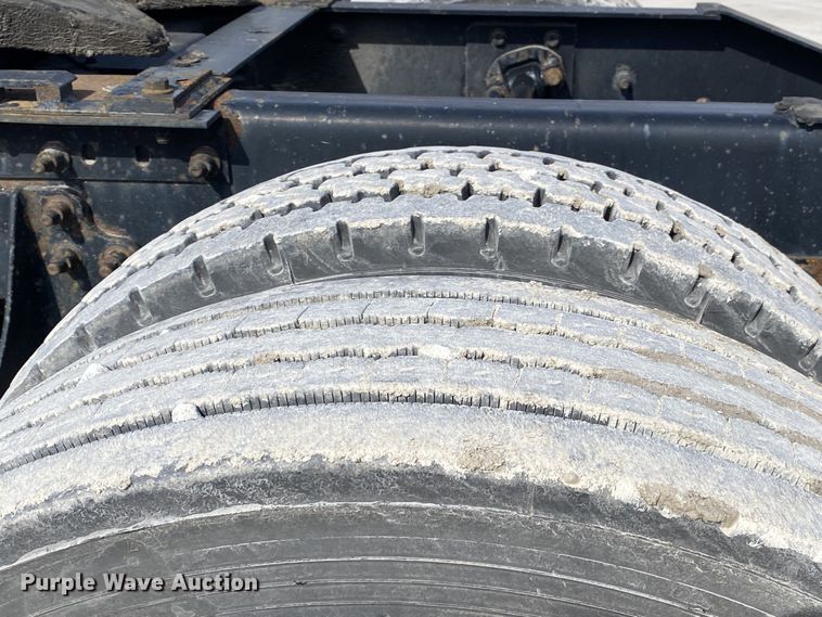 image for item DN8198 2005 International 9900ix  semi truck