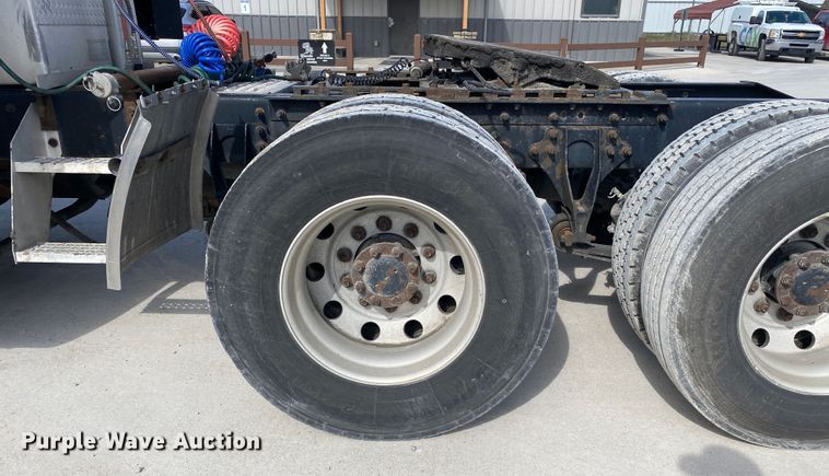 image for item DN8198 2005 International 9900ix  semi truck