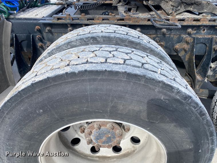 image for item DN8198 2005 International 9900ix  semi truck