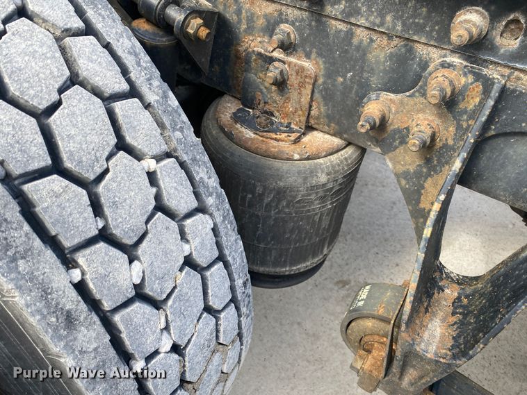 image for item DN8198 2005 International 9900ix  semi truck