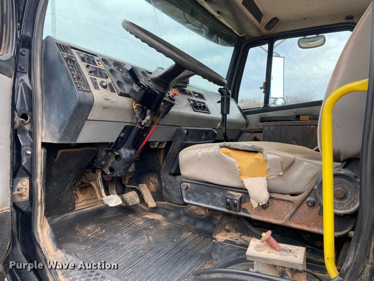 image for item DN8203 1999 Freightliner FL112  semi truck