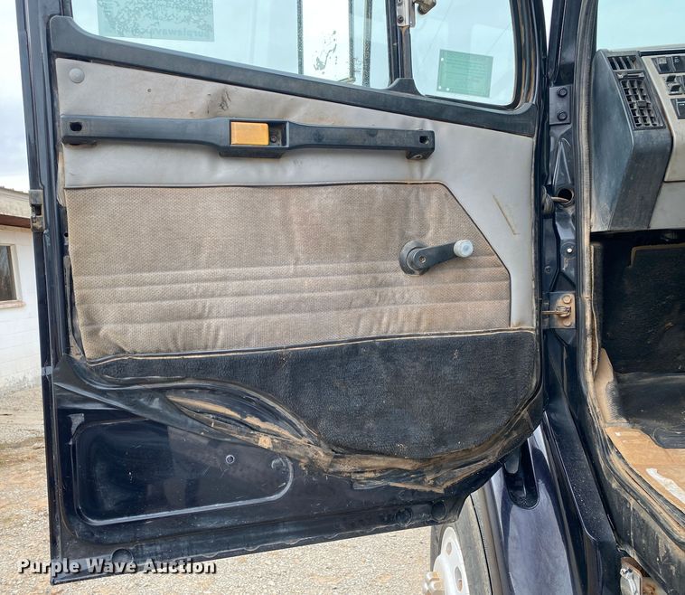 image for item DN8203 1999 Freightliner FL112  semi truck