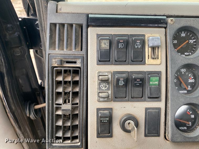 image for item DN8203 1999 Freightliner FL112  semi truck