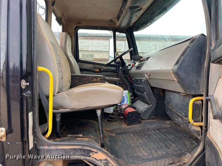 image for item DN8203 1999 Freightliner FL112  semi truck