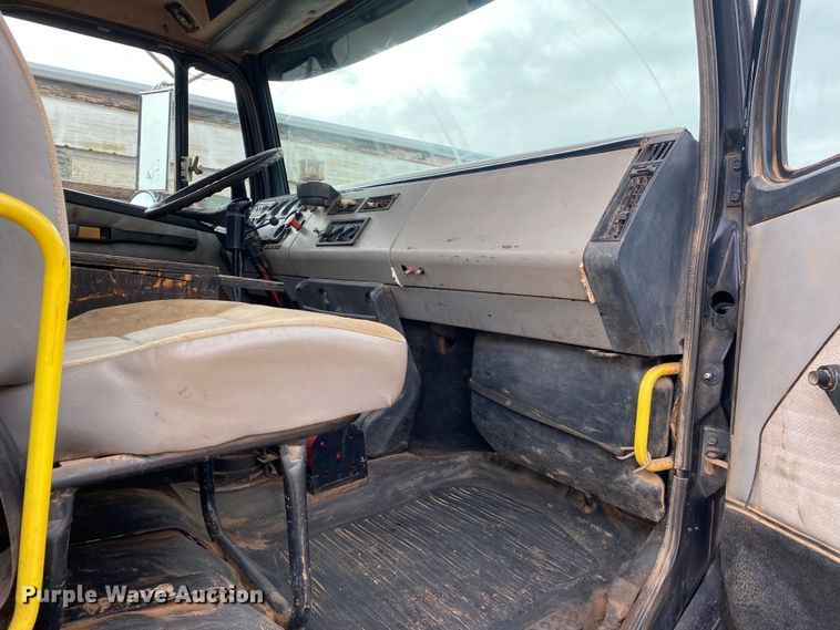 image for item DN8203 1999 Freightliner FL112  semi truck