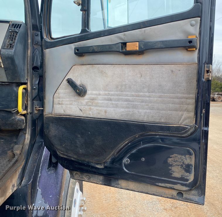 image for item DN8203 1999 Freightliner FL112  semi truck