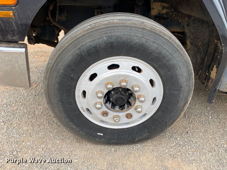 image for item DN8203 1999 Freightliner FL112  semi truck