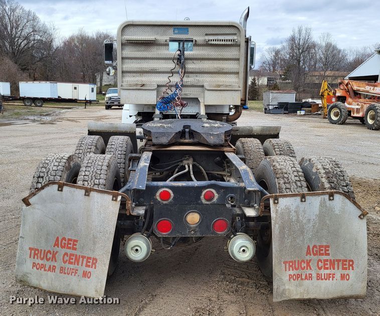 image for item DO3579 1989 Freightliner FLD  semi truck