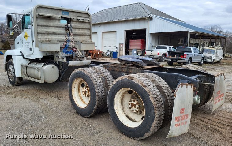 image for item DO3579 1989 Freightliner FLD  semi truck