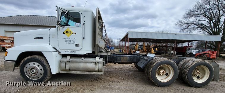 image for item DO3579 1989 Freightliner FLD  semi truck