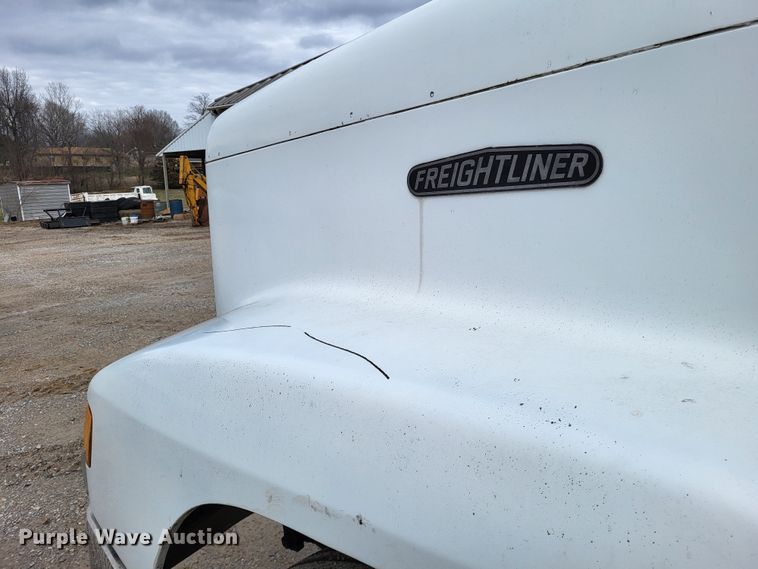 image for item DO3579 1989 Freightliner FLD  semi truck