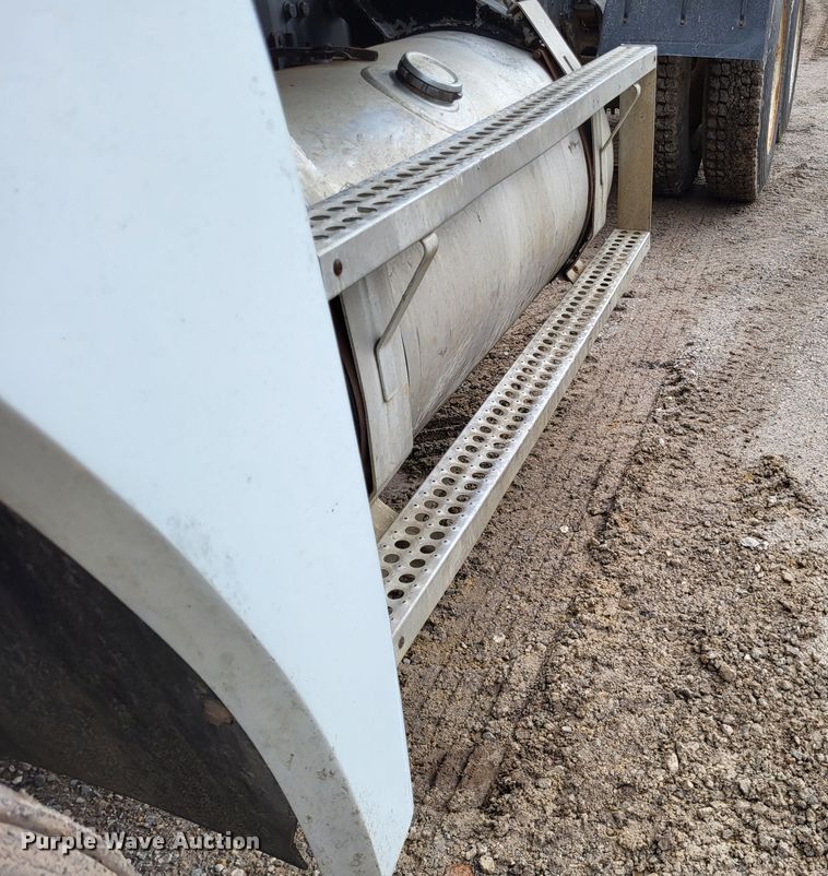 image for item DO3579 1989 Freightliner FLD  semi truck