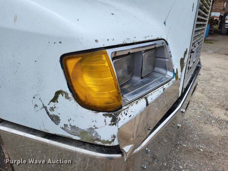 image for item DO3579 1989 Freightliner FLD  semi truck