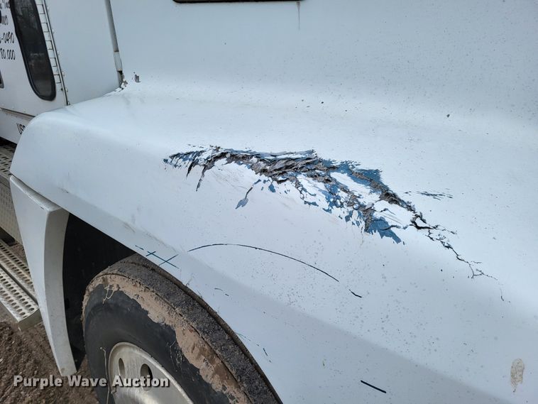 image for item DO3579 1989 Freightliner FLD  semi truck