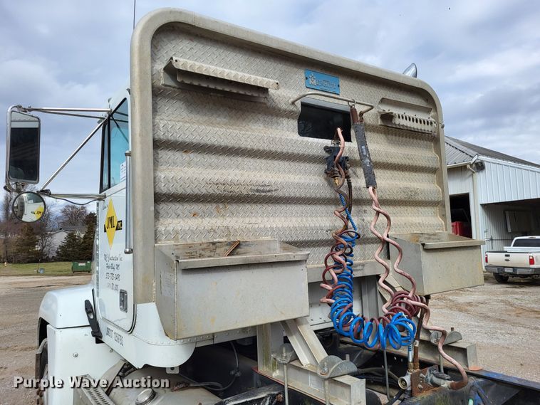 image for item DO3579 1989 Freightliner FLD  semi truck