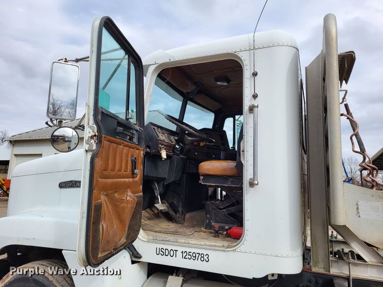 image for item DO3579 1989 Freightliner FLD  semi truck