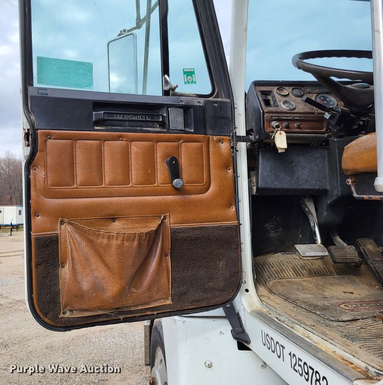 image for item DO3579 1989 Freightliner FLD  semi truck