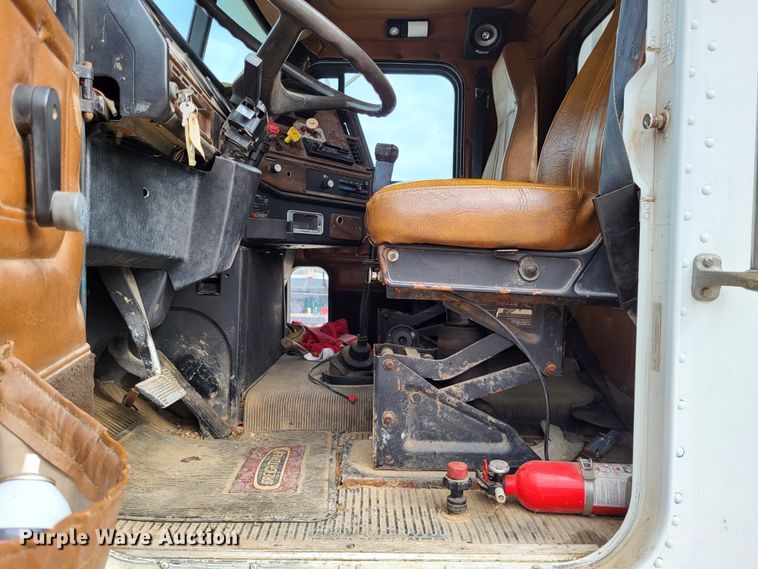 image for item DO3579 1989 Freightliner FLD  semi truck