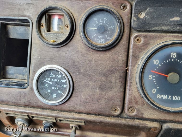 image for item DO3579 1989 Freightliner FLD  semi truck