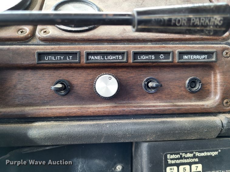 image for item DO3579 1989 Freightliner FLD  semi truck