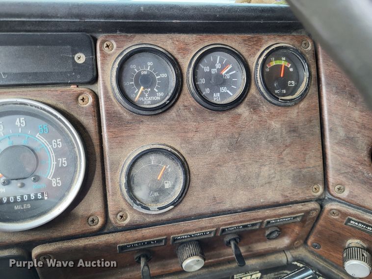 image for item DO3579 1989 Freightliner FLD  semi truck