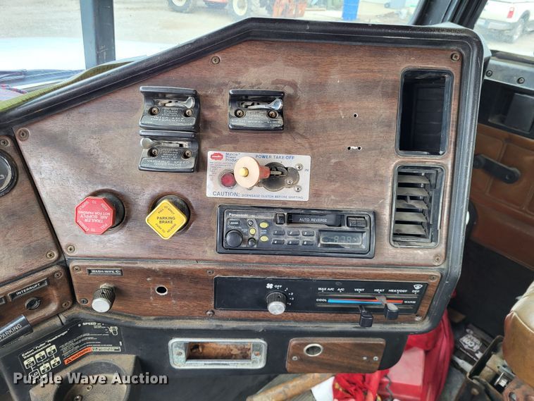 image for item DO3579 1989 Freightliner FLD  semi truck