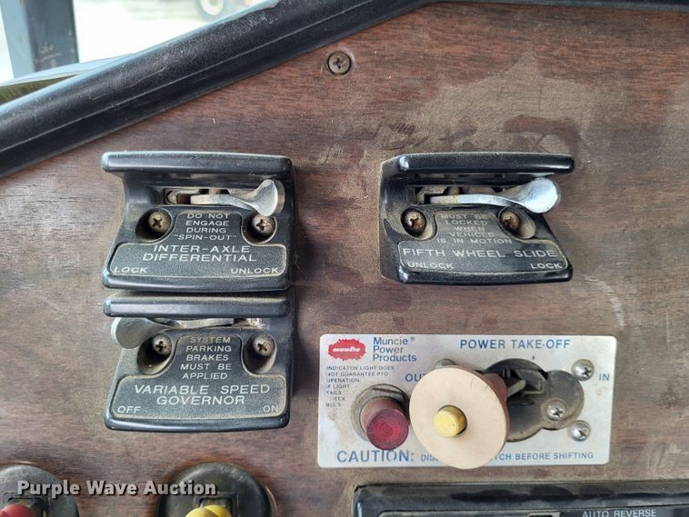 image for item DO3579 1989 Freightliner FLD  semi truck