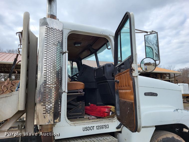 image for item DO3579 1989 Freightliner FLD  semi truck