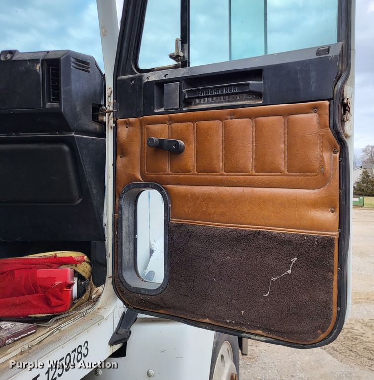 image for item DO3579 1989 Freightliner FLD  semi truck