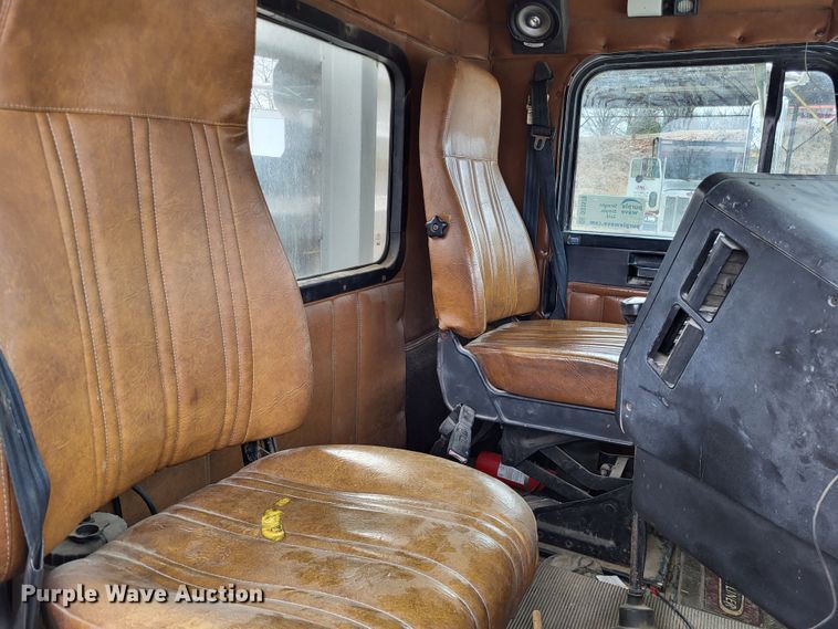 image for item DO3579 1989 Freightliner FLD  semi truck