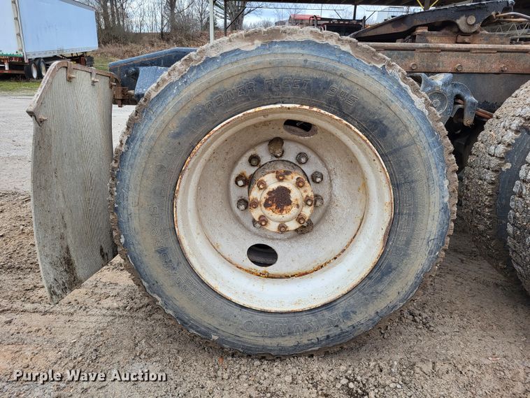 image for item DO3579 1989 Freightliner FLD  semi truck