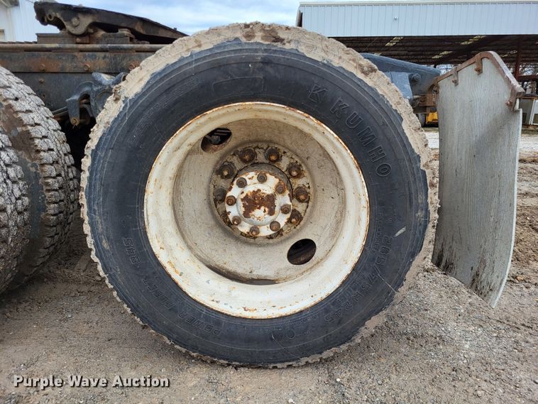 image for item DO3579 1989 Freightliner FLD  semi truck