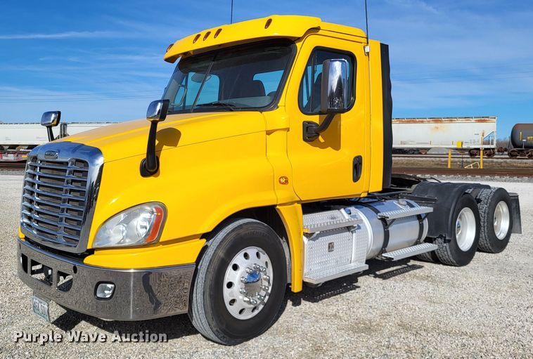 image for item DO3582 2013 Freightliner Cascadia semi truck