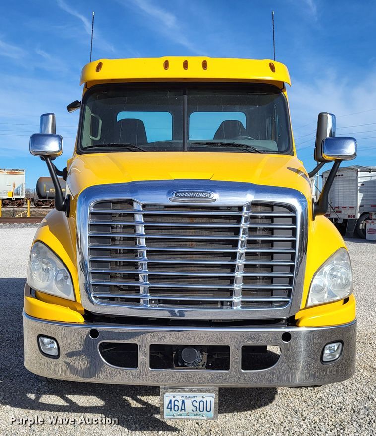 image for item DO3582 2013 Freightliner Cascadia semi truck
