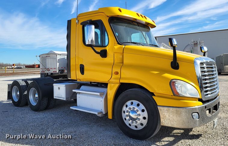 image for item DO3582 2013 Freightliner Cascadia semi truck