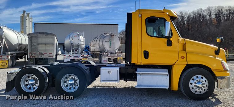 image for item DO3582 2013 Freightliner Cascadia semi truck