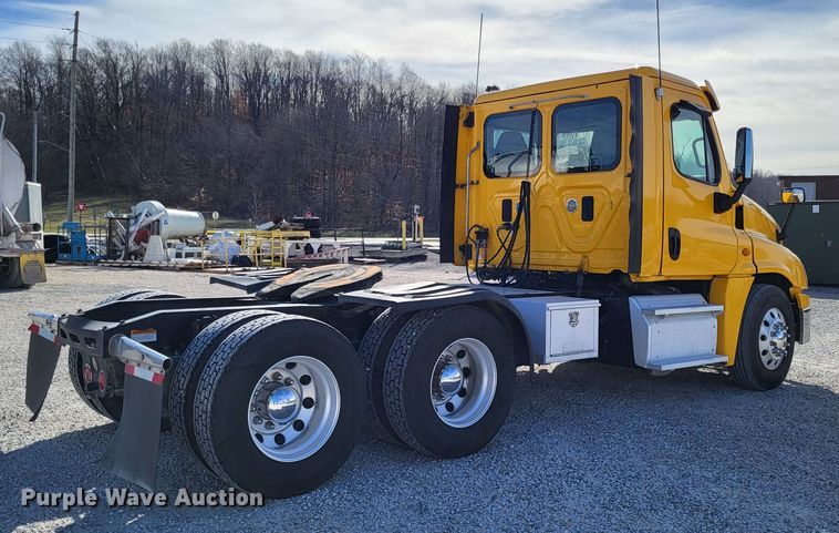 image for item DO3582 2013 Freightliner Cascadia semi truck