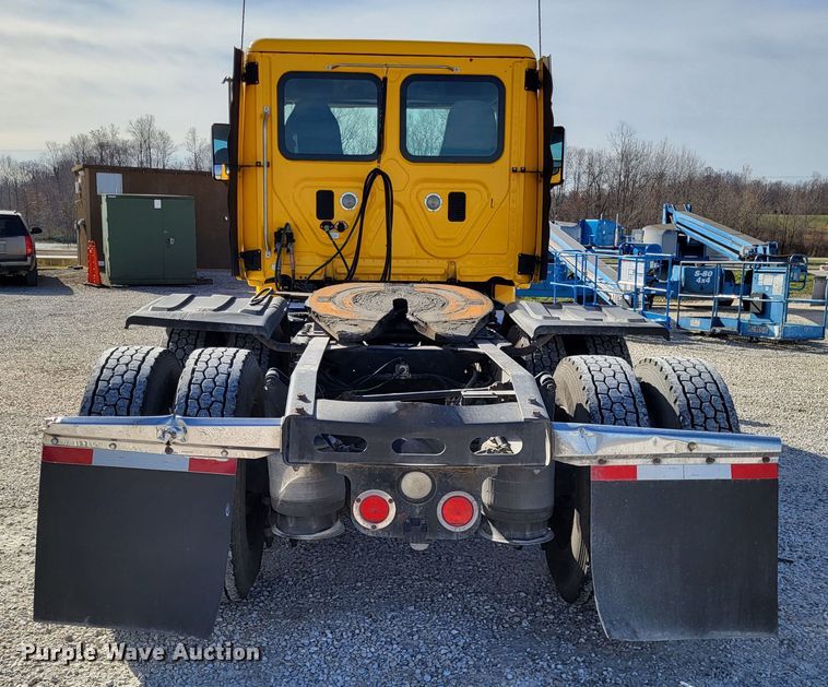image for item DO3582 2013 Freightliner Cascadia semi truck