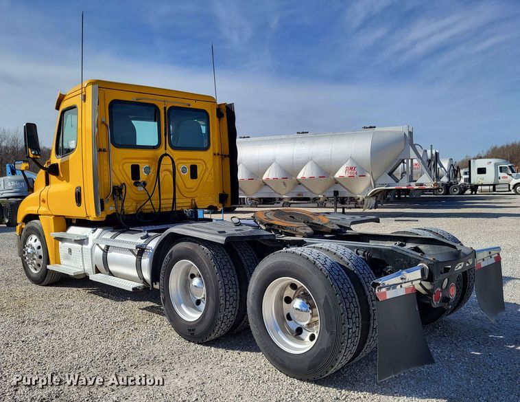 image for item DO3582 2013 Freightliner Cascadia semi truck