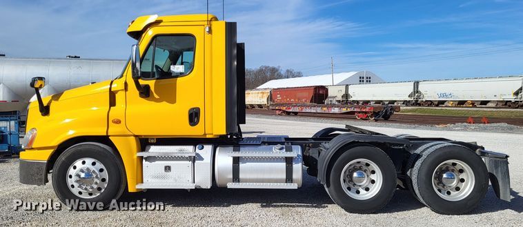 image for item DO3582 2013 Freightliner Cascadia semi truck