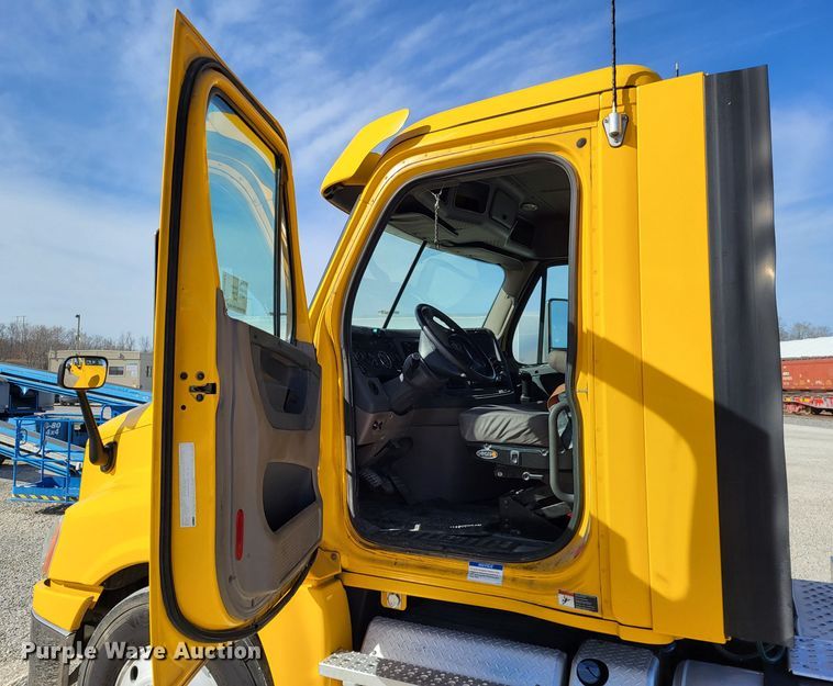 image for item DO3582 2013 Freightliner Cascadia semi truck