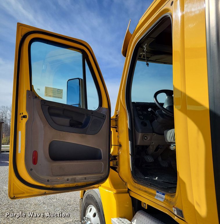 image for item DO3582 2013 Freightliner Cascadia semi truck