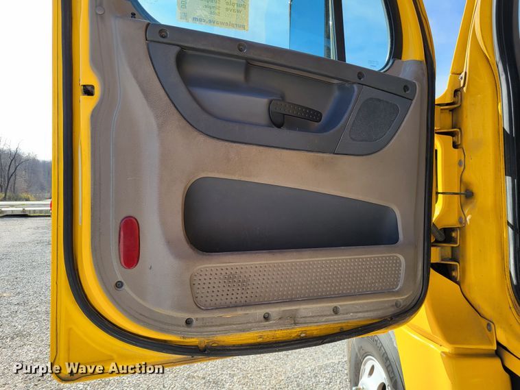 image for item DO3582 2013 Freightliner Cascadia semi truck