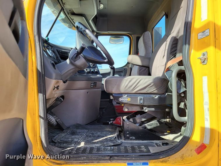 image for item DO3582 2013 Freightliner Cascadia semi truck