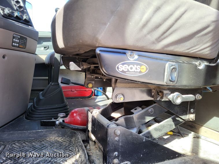 image for item DO3582 2013 Freightliner Cascadia semi truck