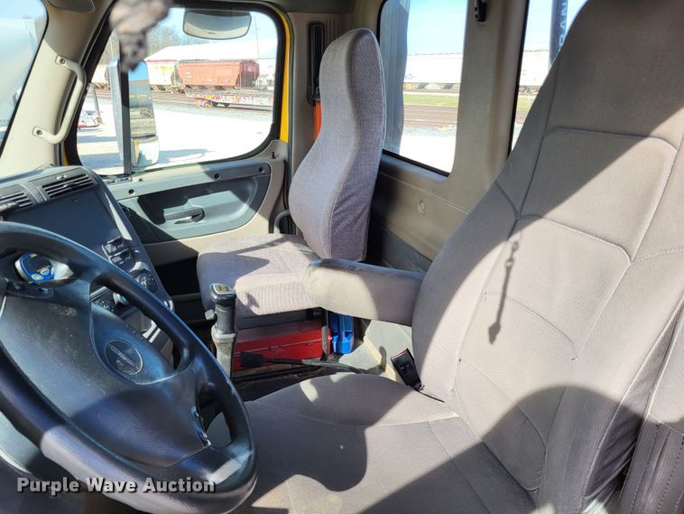 image for item DO3582 2013 Freightliner Cascadia semi truck