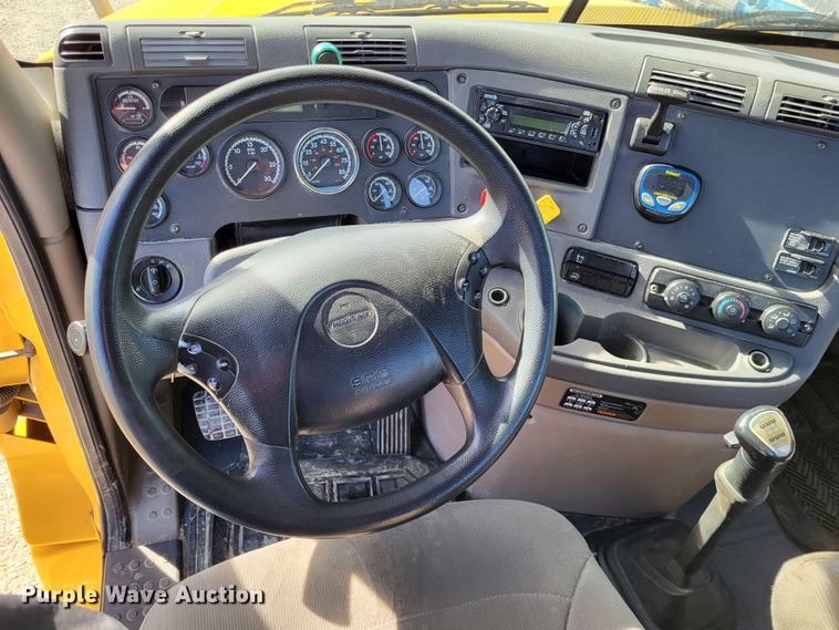 image for item DO3582 2013 Freightliner Cascadia semi truck